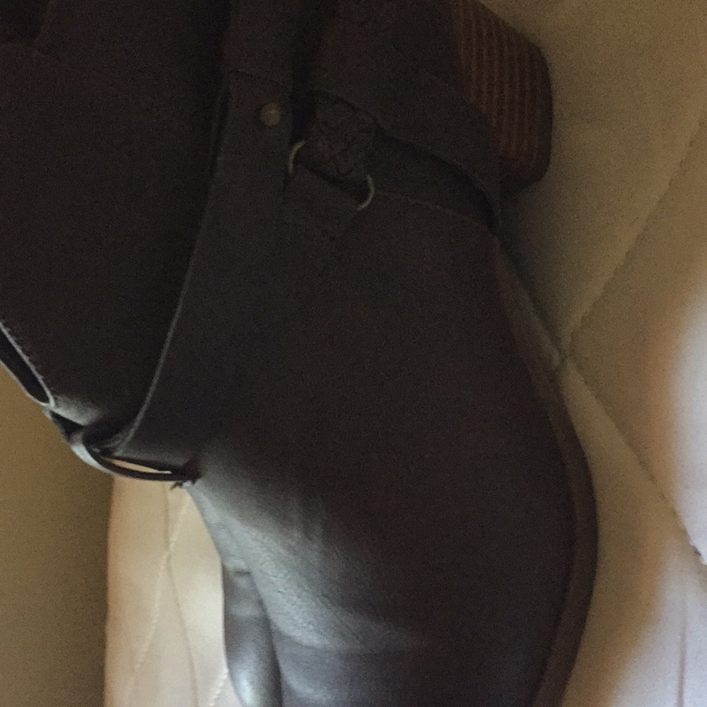 Shoes - Picture 3 of 4